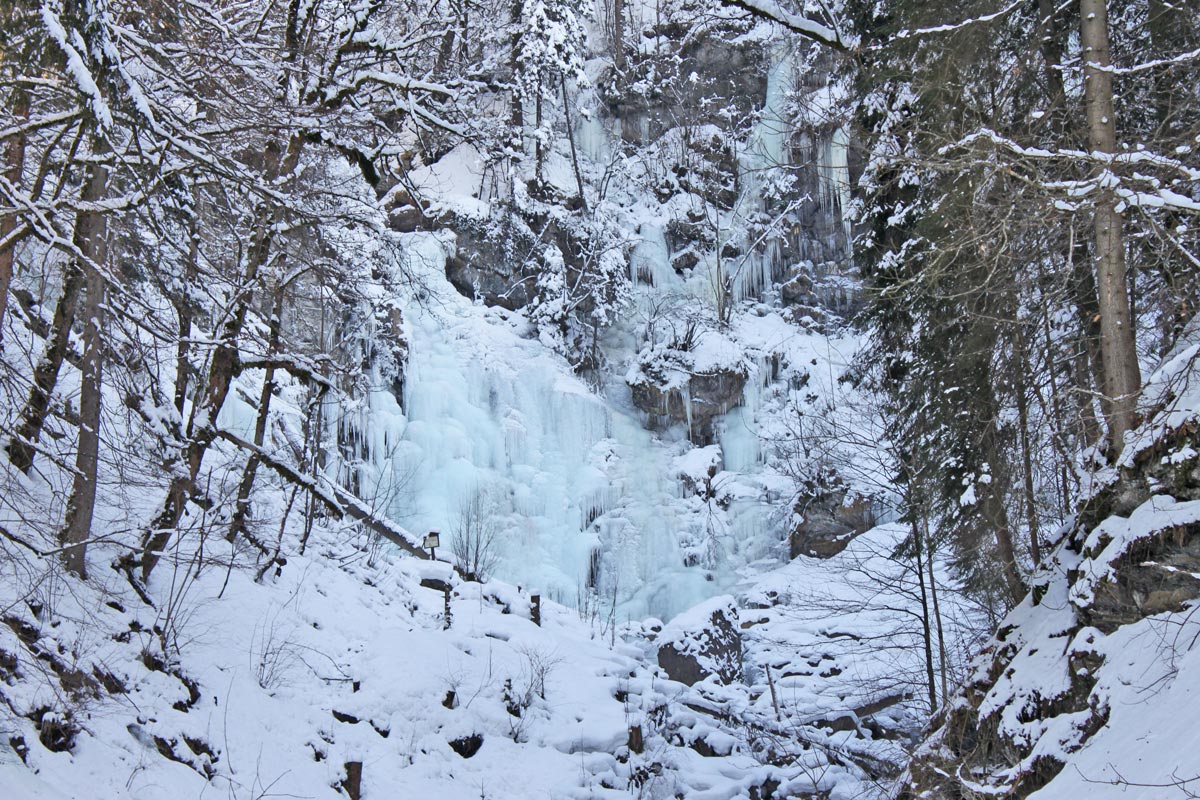 Der Faltenbachtobel bei Oberstdorf im Winter mit gigantischen Eiszapfen