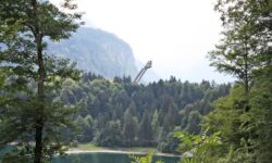 Freibergsee Oberstdorf mit Heini-Klopfer-Schanze Freibergsee in Oberstdorf mit Blick zur Heini-Klopfer-Schanze